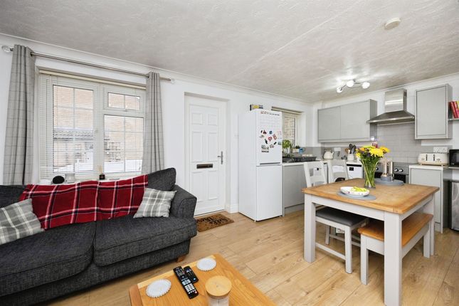 10, Newbury Close, Folkestone photo 3