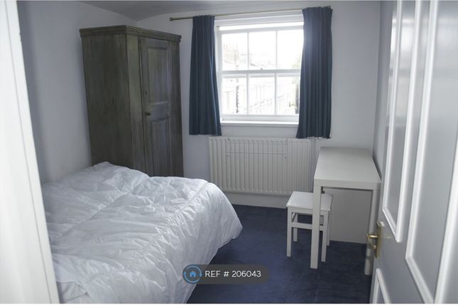Flat to rent in Albert Square, London