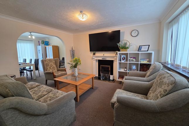 4 Brackenhill Drive, Bradford photo 4