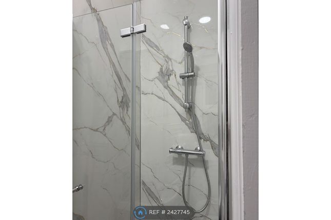 Room 4 - Upstairs Ensuite