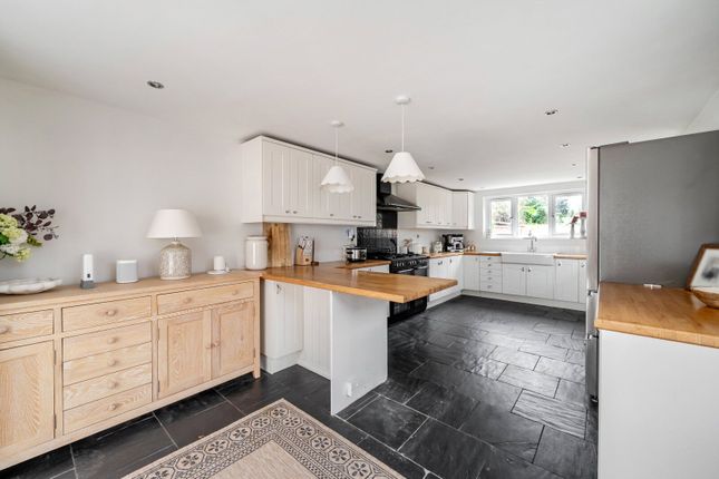10, Corrie Road, Addlestone photo 3