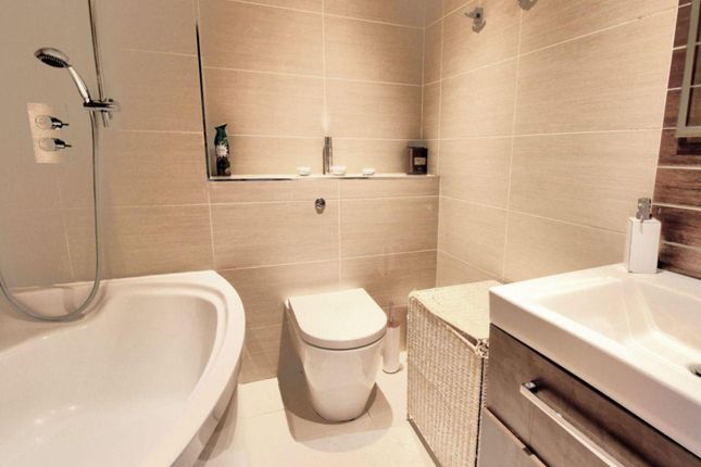 15, Peel Court, Slough photo 3