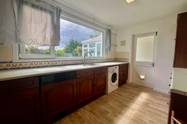 100, Hall Park Avenue, LEEDS photo 5