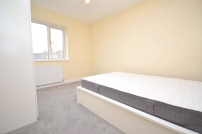 Flat 2, 5A, Chigwell Road, London photo 5