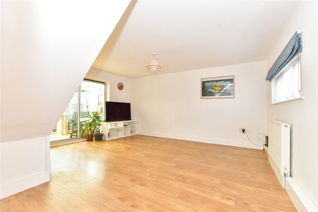 Royal Oak Drive, Wickford photo 4