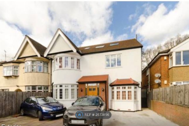 Flat B, Roehampton Vale, London photo 3