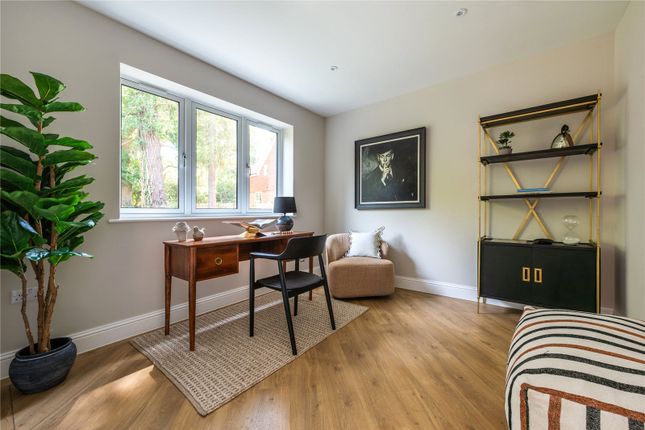 2, Bechwood Close, Surrey photo 4