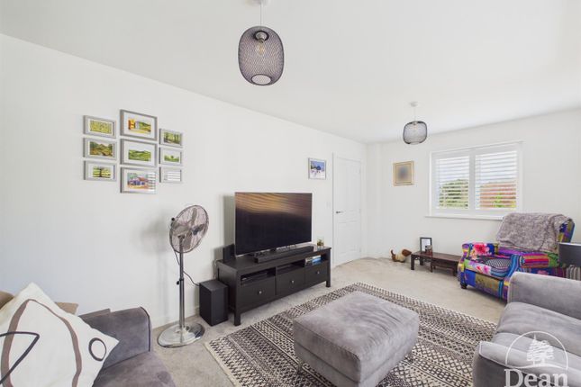 6, Saffron Rise, Lydney photo 2