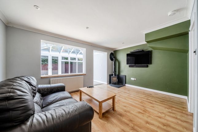 13, George Eliot Close, Godalming photo 2
