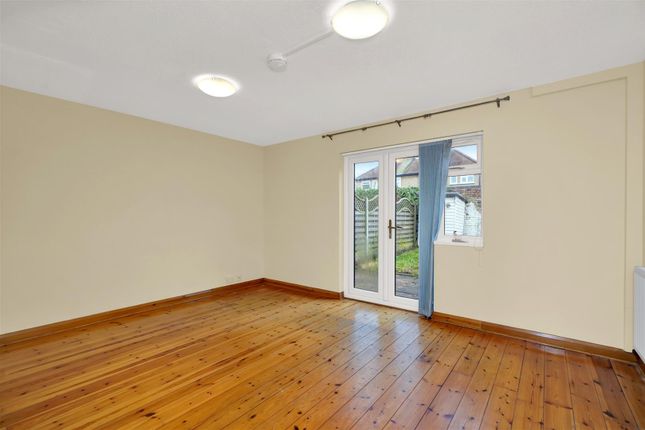 20, Littlewood Close, Ealing photo 4