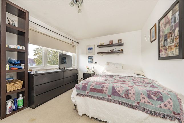 38, The Glebe, Worcester Park photo 3
