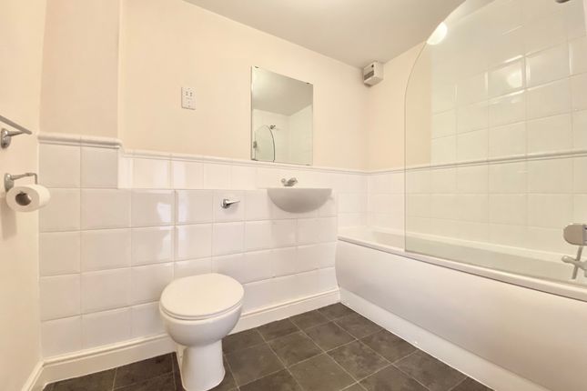 Flat to rent in Scotney Gardens, St Peters St, Maidstone