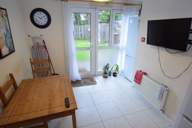 R3, 175, Greatmeadow, Northampton photo 5