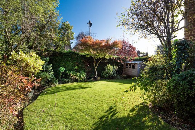 D0408 2 Raeburn Clo Gdn1.Jpg