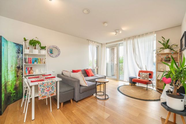 Flat 32 Isambard Court, Paddlers Avenue, Brentford photo 2