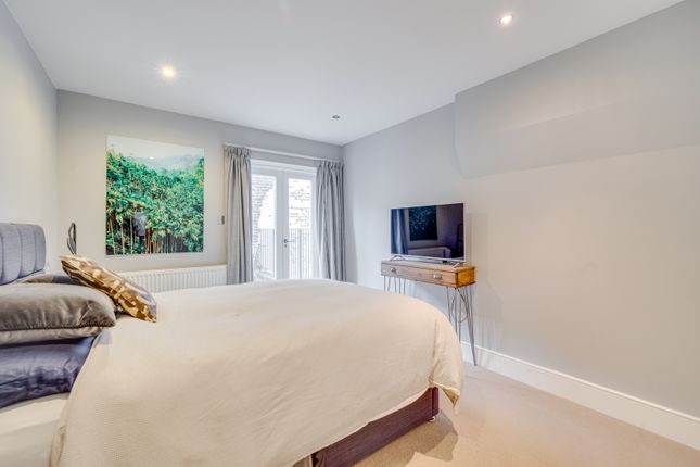 Flat for sale in Barclay Road, Fulham Broadway