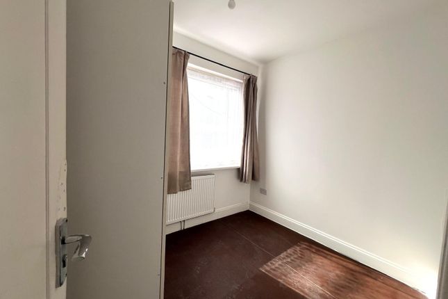 32, Sonia Gardens, Hounslow photo 4