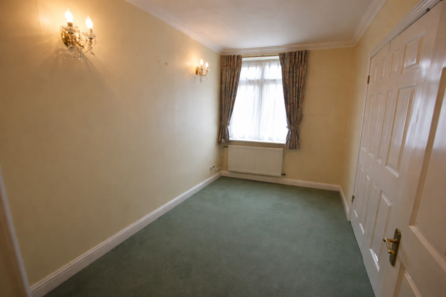 Flat 6, Eaton Court, Edgware photo 5