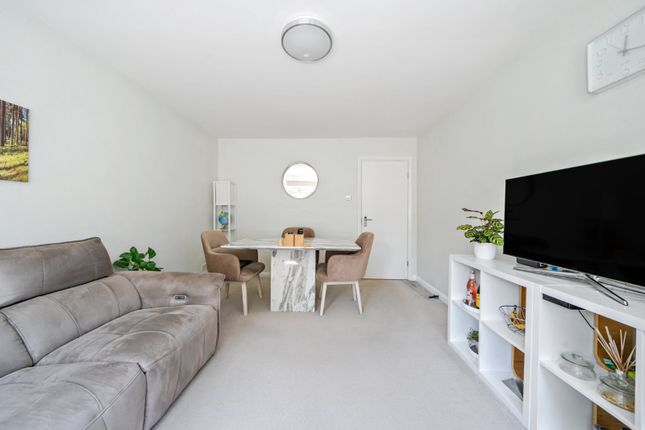 9 Grandfield Court,, Park Road, London photo 4