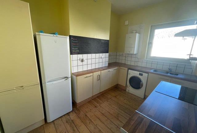 Flat A, 22, Park Lane, Swindon photo 3