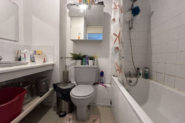 47 Springwood Crescent, Edgware photo 4