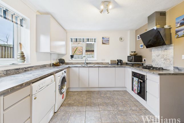 8 Nan Aires, Aylesbury photo 2