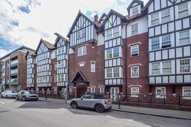 Thumbnail Flat for sale in Leigh Road, Leigh-On-Sea