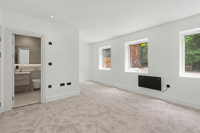 Flat 4, Crown Gate, Church Road, Claygate photo 4