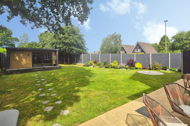 27, Leam Drive, Staffordshire photo 3