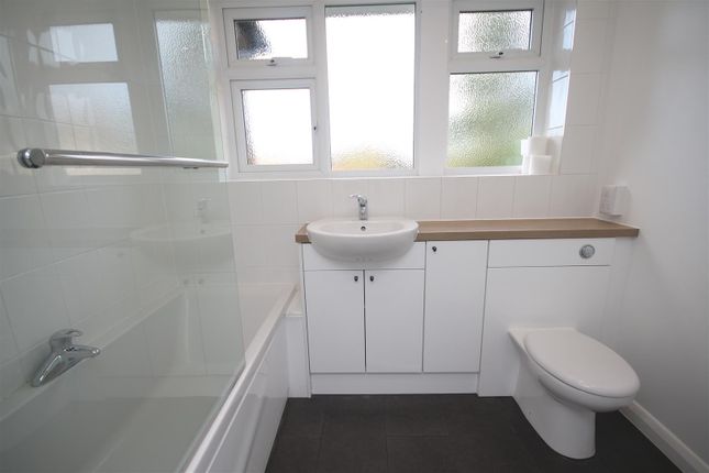 20, Russell Court, Leatherhead photo 3