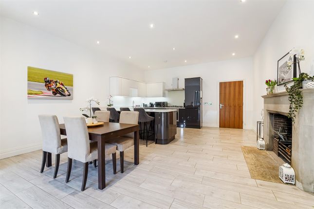 Hoylands, Woodland Way, Kingswood photo 5