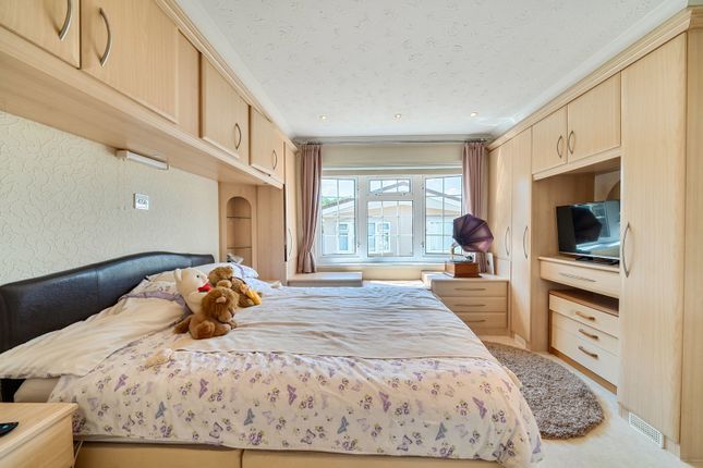 6, Devon Close, Sandhurst photo 4