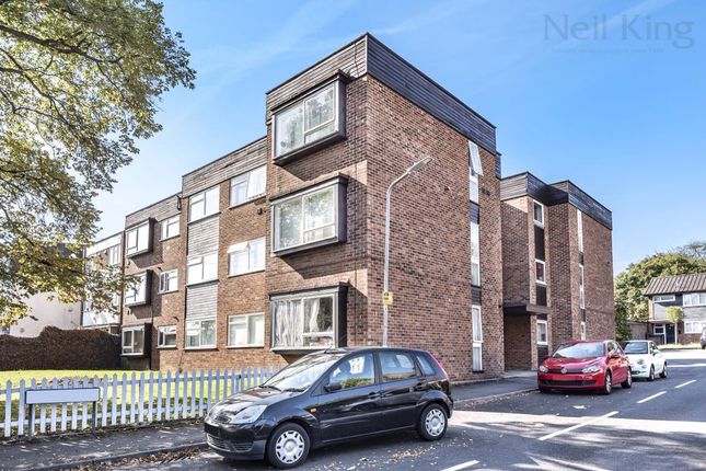2 bed flat to rent in Diana Close, South Woodford E18