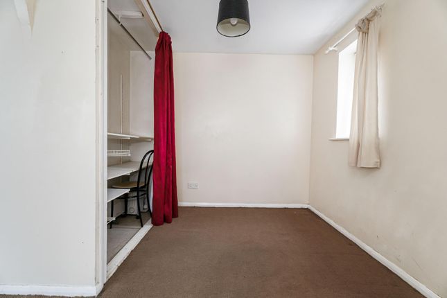 73, Waddington Close, Enfield photo 4