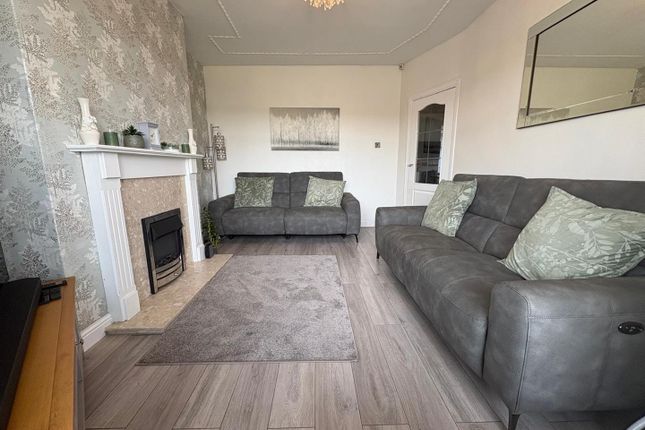 280, Leaventhorpe Lane, Bradford photo 2
