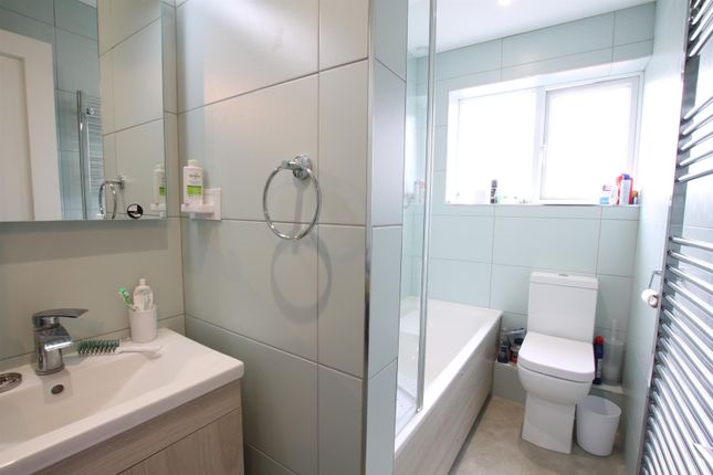 39, Tudor Walk, Leatherhead photo 4