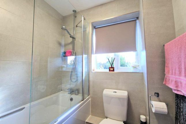 Frensham Close, Banbury photo 3