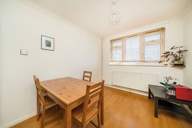 23, Taylor Close, Hampton photo 4