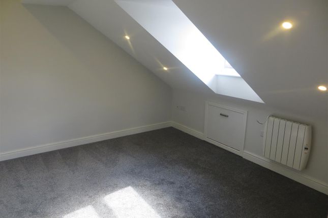 Flat to rent in Warwick Road, Olton, Solihull