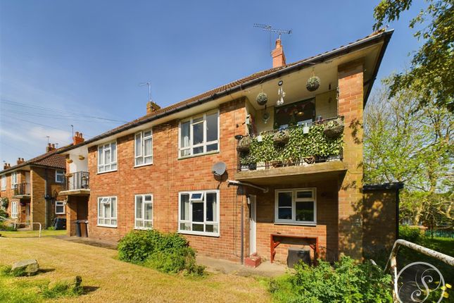 Thumbnail Flat for sale in Lincombe Drive, Leeds
