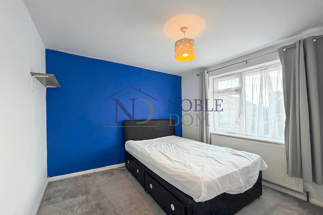 23 Portland Crescent, FELTHAM photo 4