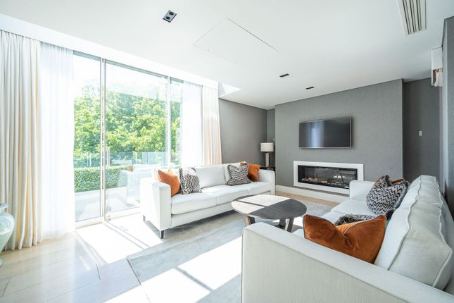 2-bed flat on Green Street, Mayfair, £20,583/mo