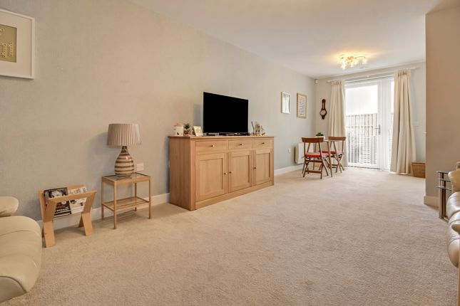 6 Walnut Tree Place, Worthing photo 2