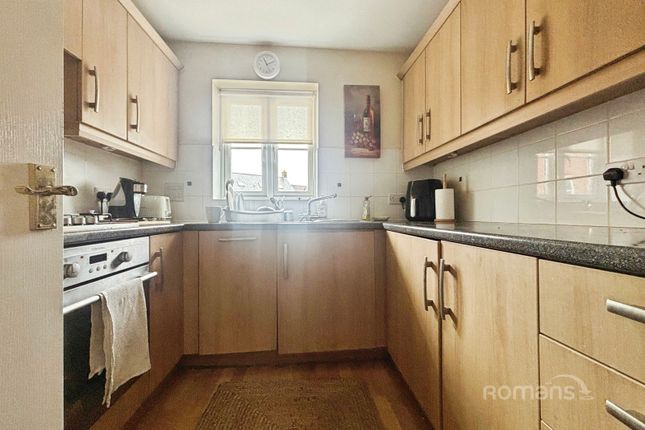 30, Southwold Close, Swindon photo 3