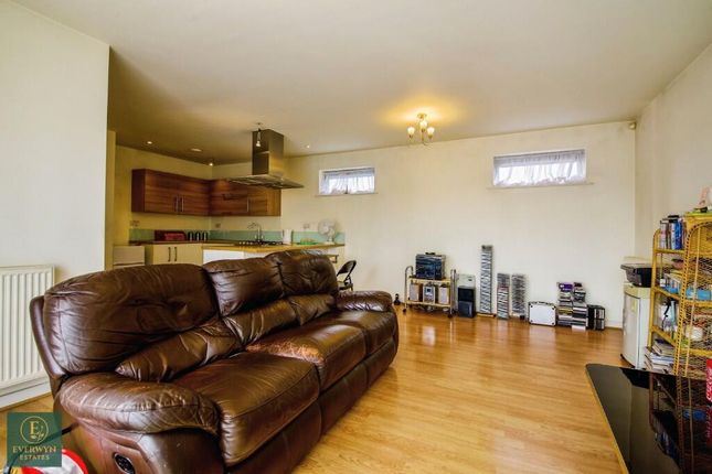 Flat 11 Redbourn Court, 1177 Newham Way photo 4