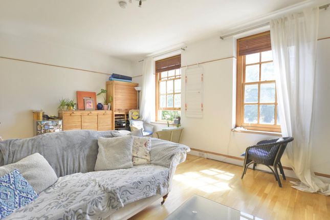 Flat 1, Valentine Mansions The Green, London photo 2