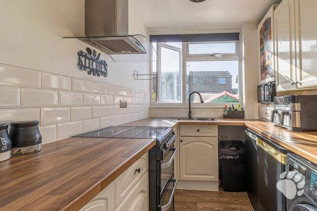 33, Calvert Drive, Basildon photo 2
