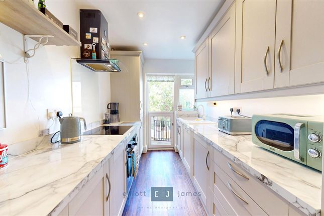 3 Shirley Court, Sedley Rise, Loughton photo 2