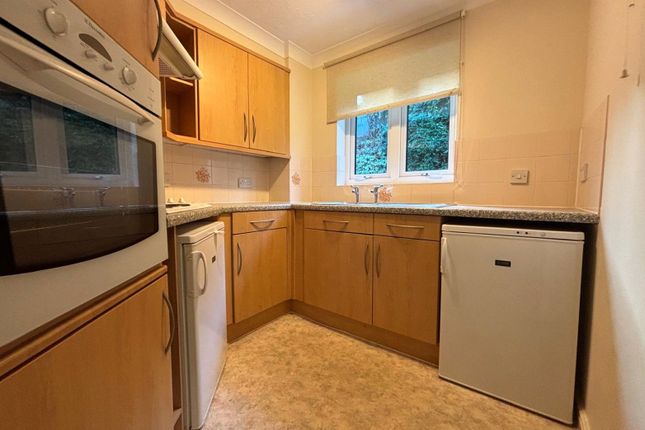 Flat 18,, Woodlands Court, Chatham photo 4