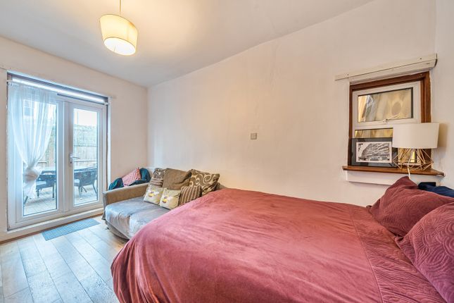 47, Lavenham Road, London photo 3